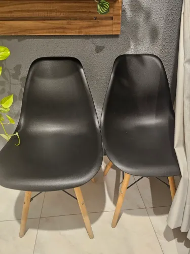 2  Cadeiras Eiffel Pretas - modernas e confortáveis