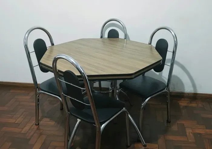 Conjunto mesa de jantar sextavada com 4 cadeiras BRASTUBO cromado/amadeirado