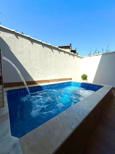 Casa para venda de 110m², 1 vaga, 2 suítes e piscina em Mongaguá