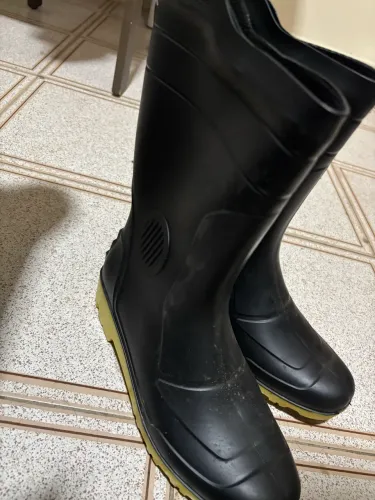 Vendo botas para andar de moto e protege da chuva 