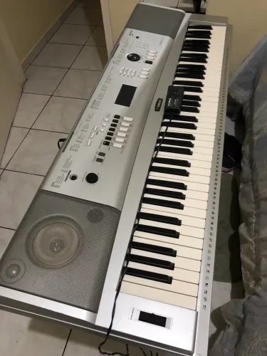 Piano digital Yamaha DGX-230