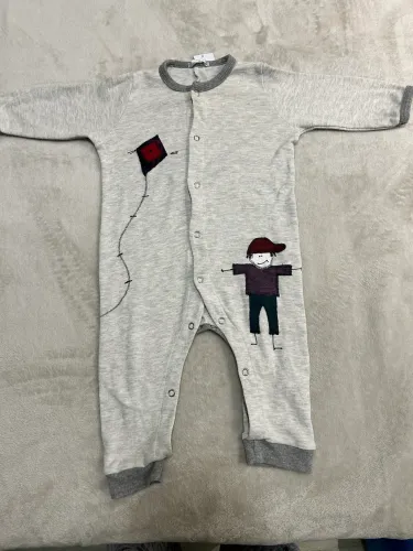 ? Macacão Longo Infantil - Estampa Lúdica Pipa e Menino (9 a 12 meses)