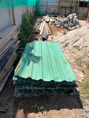 34 TAPUMES DE ZINCO PARA FECHAMENTO DE OBRAS, 34 telhas medindo em media 2,10 x 1,30