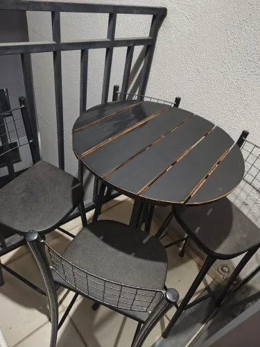 Vende se mesa bistrô com 4 banquetas
