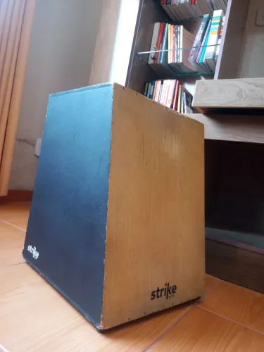 Cajon Strike com vassourinha Spanking