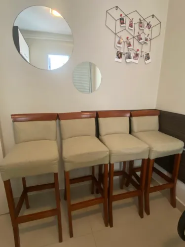 Kit 4 banquetas de madeira com assento estofado
