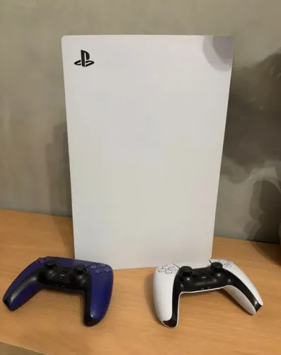 PLAYSTATION 5 + LEITOR DE DISCO + 2 CONTROLES + 3 JOGOS