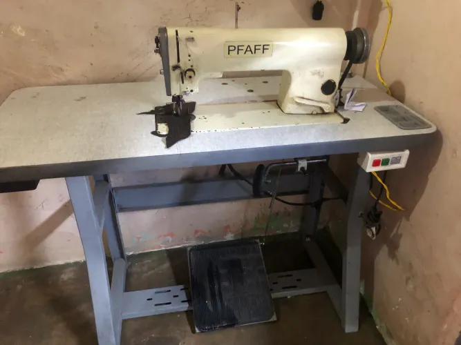 Vendo uma máquina industrial marca PFAFF em estado de novo,.