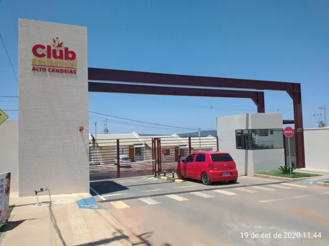 Alugo casa de esquina com 3/4 sendo uma suíte acabamento em porcelanato com total privacid
