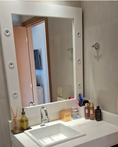 Espelho com moldura em mdf e iluminação