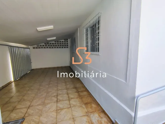 Casa para locação em Uberlândia-MG, bairro Nossa Senhora Aparecida: 4 quartos, 1 sala, 2 b