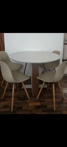 Mesa com 4 cadeiras
