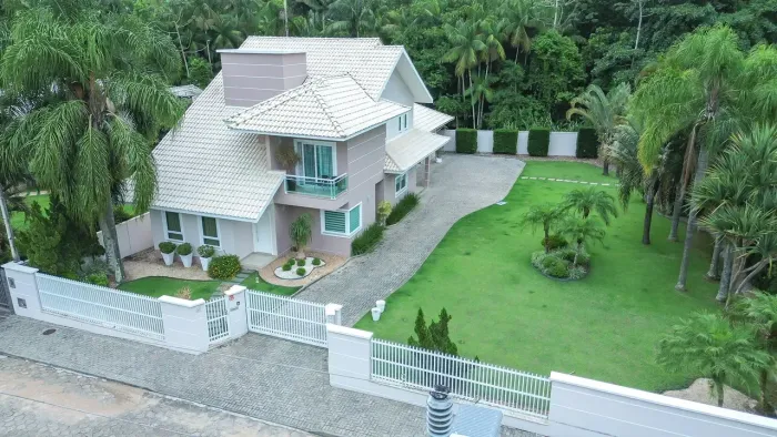 Casa com 315m², amplo terreno de 980m² e 4 Quartos em Bairro Nobre de Indaial