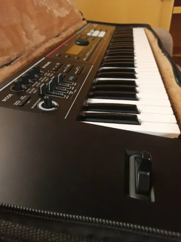 TECLADO SINTETIZADOR ROLAND JUNO DS 61 - IMPECÁVEL FUNCIONANDO TUDO - *Somente Venda*-