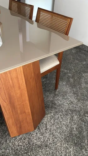 MESA DE JANTAR MADEIRA E VIDRO COM 04 CADEIRAS MADEIRA MACIÇA E PALHINHA