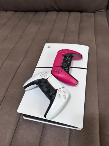 PLAYSTATION 5 + CONTROLE ORIGINAL VERMELHO