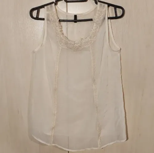 Regata off-white transparência com bolinhas e gola rendada Benetton