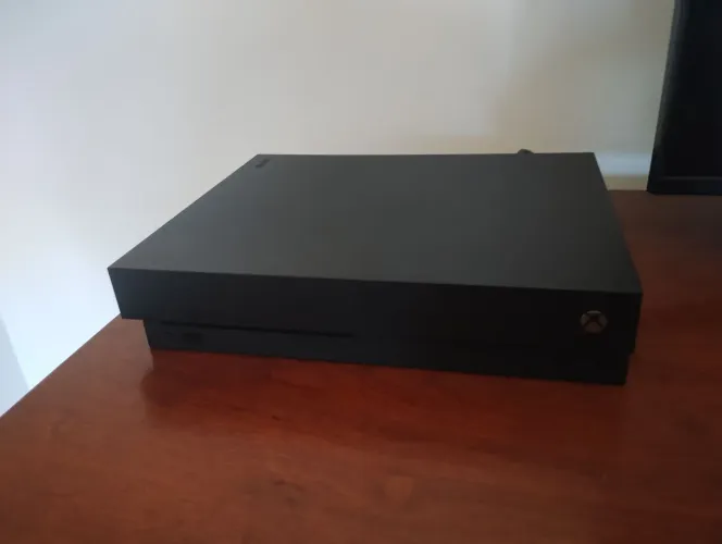 Console Xbox One X 1TB 4K (Sem Controle) - Muito Bem Cuidado