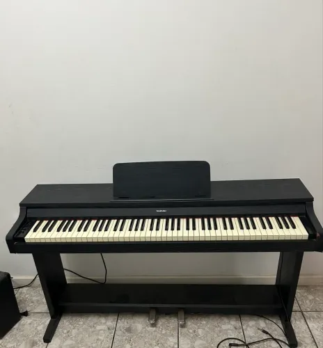 Piano Digital Suzuki com console (piano de armário) 
