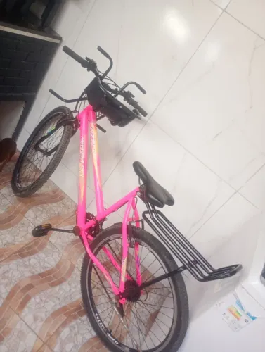 Bicicleta acompanha bagageiro e cadeirinha