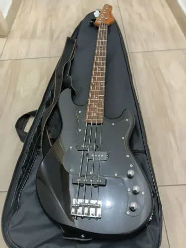 Baixo strinberg 4 cordas