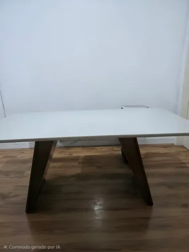 Vende-se uma mesa de jantar.