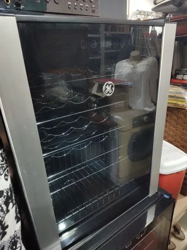 Adega de vinho capacidade 12 garrafas.
