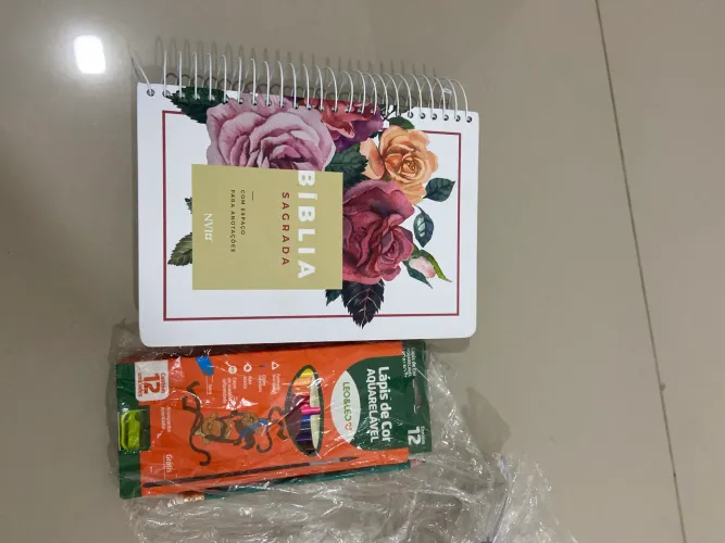 Bíblia Sagrada Anote Espiral na versão NVI (Nova Versão Internacional) e com capa floral. 