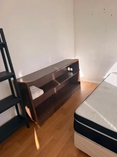 Rack/estante de madeira escura com prateleiras
