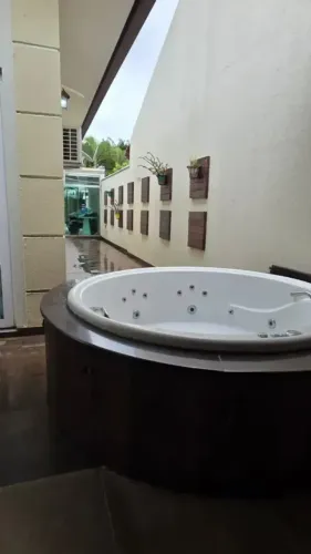 CONDOMÍNIO ALPHA GARDEN, VENDO BELÍSSIMA CASA COM 3 QUARTOS SENDO 1 SUÍTE, FINO ACABAMENTO