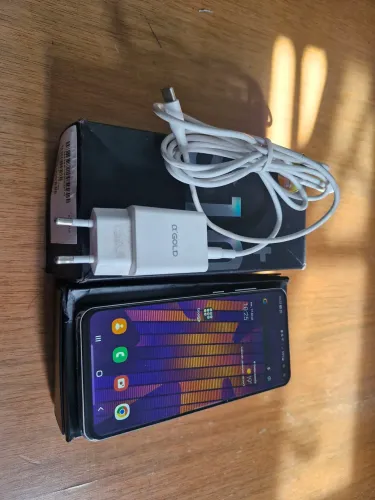 Vende-se Samsung S10 por R$ 600