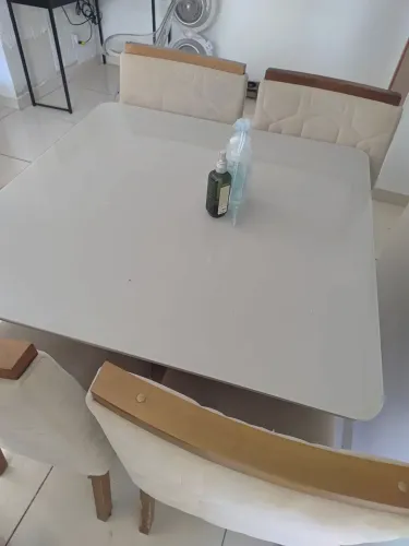 Mesa e cadeiras