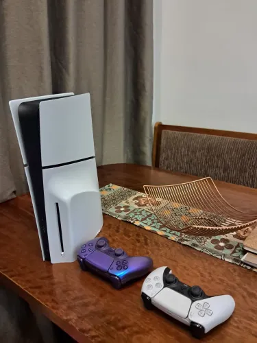 PlayStation 5 mídia física (2 controles, quase um ano de Playstation Plus e alguns jogos)