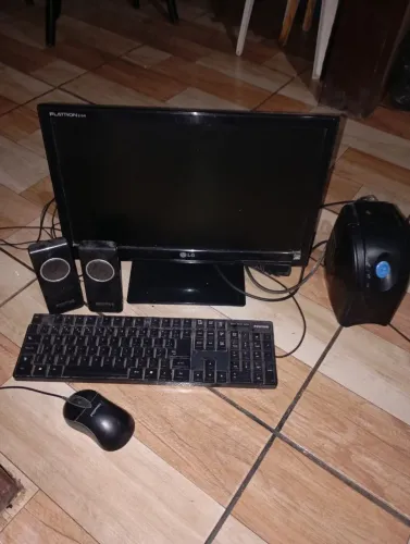 Monitor LG com estabilizador Elgin incluso cabos mause e teclado