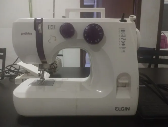 Máquina de Costura Elgin Prátika