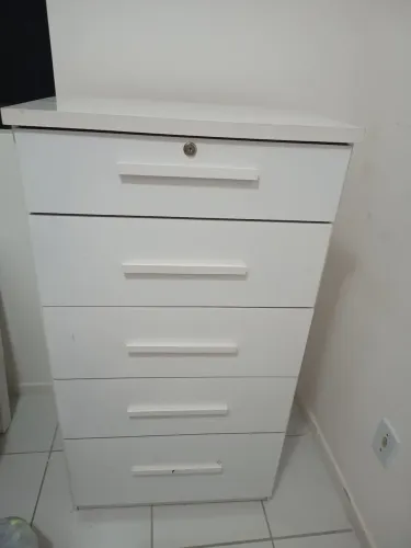 Cômoda com cinco gavetas 
