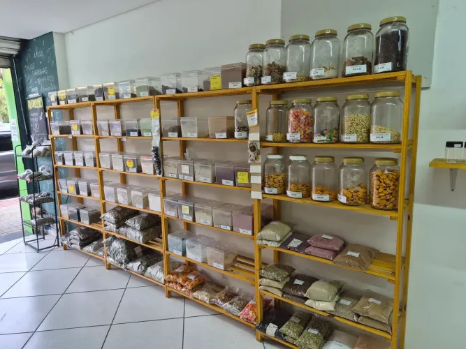 LOJA PRONTA COM PRATELEIRA MERCADORIA EXPOSITOR DE ACRÍLICO,TUDO QUE ESTÁ NA FOTO ESTÁ INC