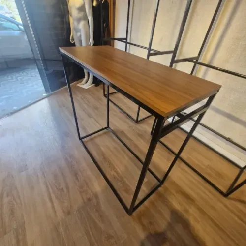 Mesa Expositora c/ Arara para Loja de Roupas