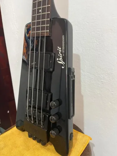 Baixo Steinbeger Spirit semi novo.
