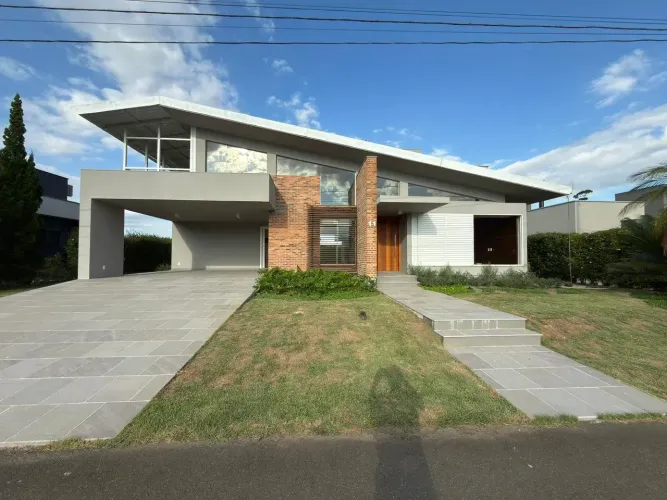 Casa Condominio fechado-pronta para morar com 1 Suite e 2 Demi- Suítes Primeira Linha/ Cri