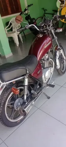 Vendo intruder 125cc cor vinho muito conservada.