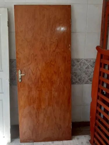Porta Branca em madeira maciça, medidas 2,10 x 0.78<br>Porta envernizada medidas 2,10 x 0.80