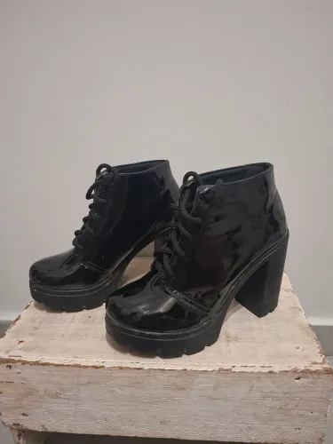 Bota preta em vinil cano curto n°33