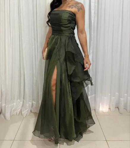 Lindo Vestido Verde Oliva. Feito por Estilista. Usado apenas uma vez.