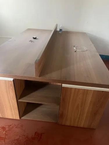 Mesa, 4 módulos de trabalho/estudo.