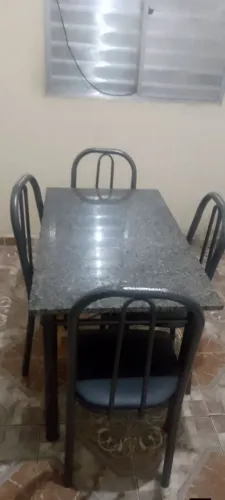 Vendo mesa com 04 cadeiras
