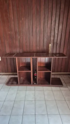 Estante de madeira maciça