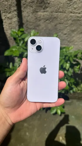 iPhone 14 em estado de novo, sem marcas.
