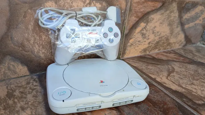 Psone completo com 5 jogos brinde