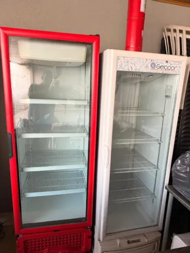 Cervejeira congelador preto/vermelho, porta de vidro, 450 L
